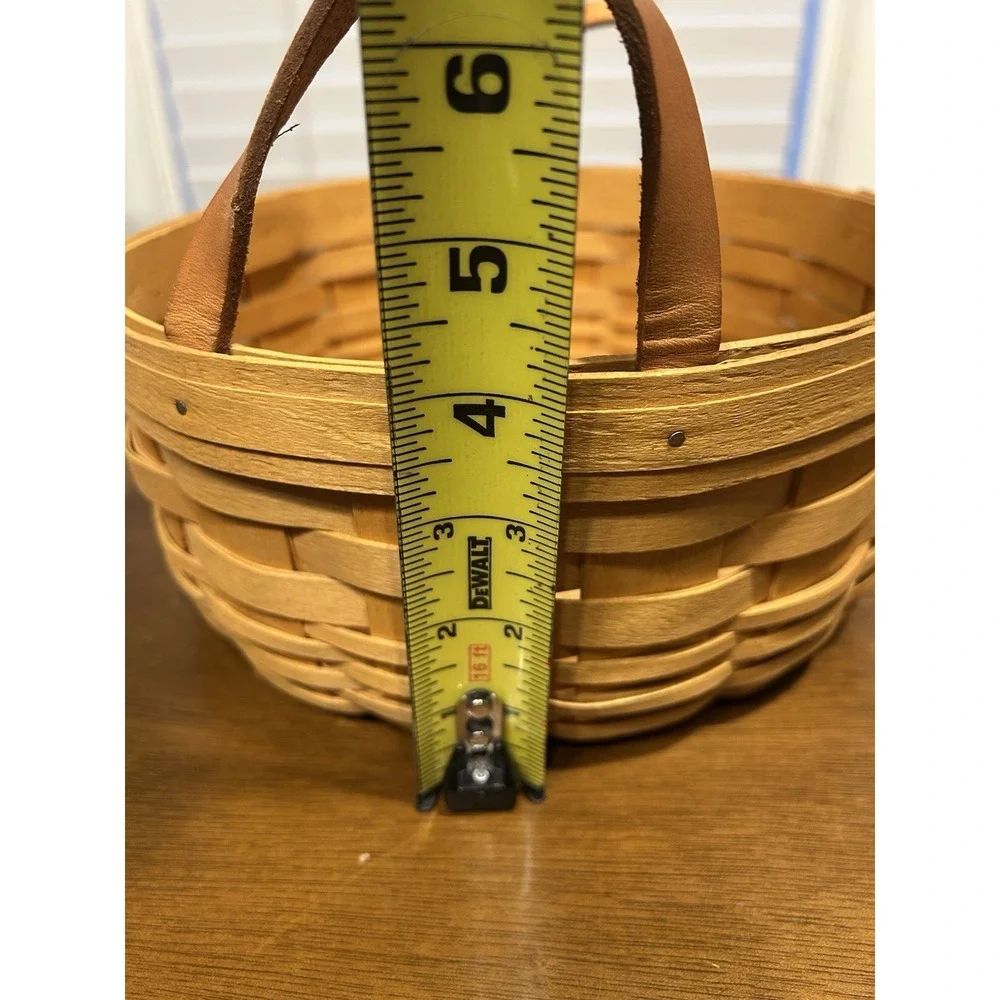 Vintage 1998 Med round Longaberger basket w/ leather handles 9.5